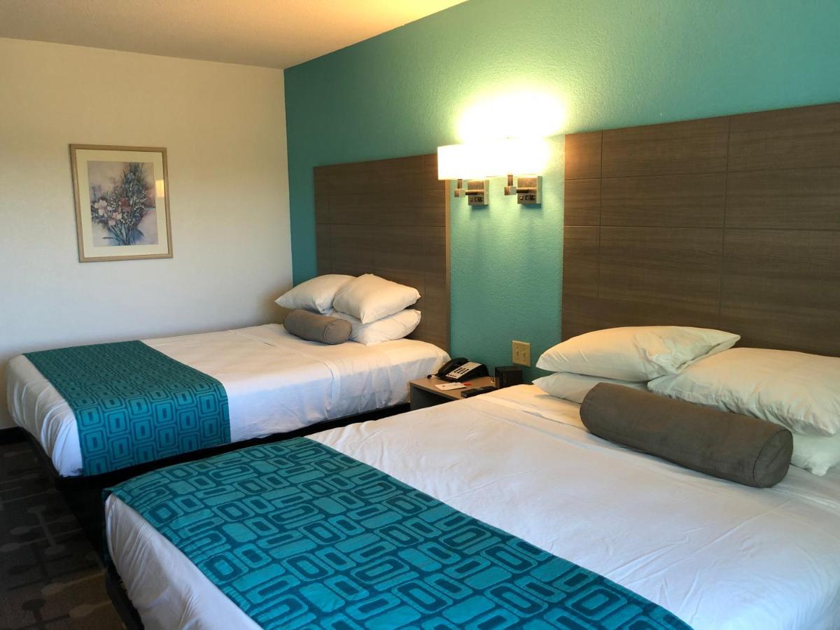 ฮาวเวิร์ด จอห์นสัน โฮเต็ล แอนด์ สวีท บาย วินด์แฮม เอลค์โกรฟ วิลเลจ Hotel ภายนอก รูปภาพ