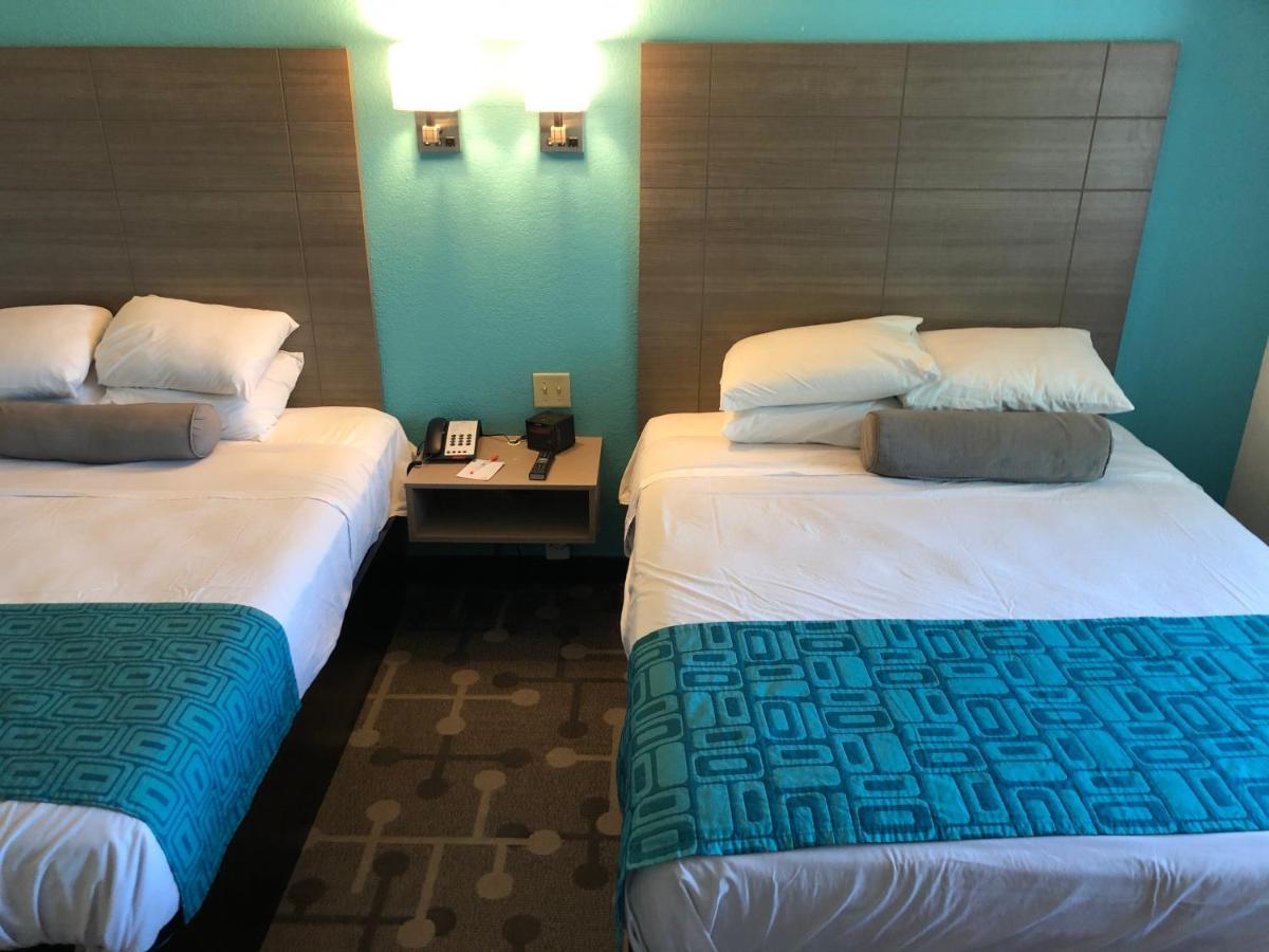 ฮาวเวิร์ด จอห์นสัน โฮเต็ล แอนด์ สวีท บาย วินด์แฮม เอลค์โกรฟ วิลเลจ Hotel ภายนอก รูปภาพ