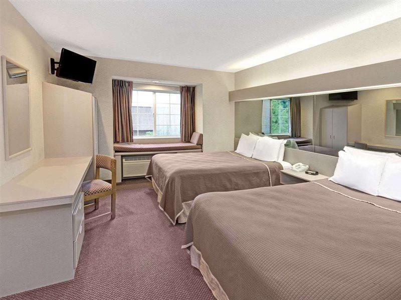 ฮาวเวิร์ด จอห์นสัน โฮเต็ล แอนด์ สวีท บาย วินด์แฮม เอลค์โกรฟ วิลเลจ Hotel ภายนอก รูปภาพ