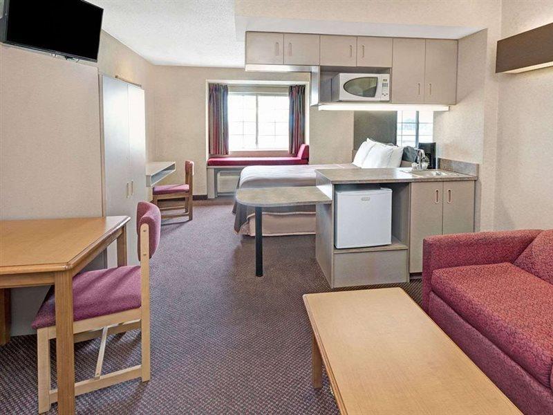 ฮาวเวิร์ด จอห์นสัน โฮเต็ล แอนด์ สวีท บาย วินด์แฮม เอลค์โกรฟ วิลเลจ Hotel ภายนอก รูปภาพ