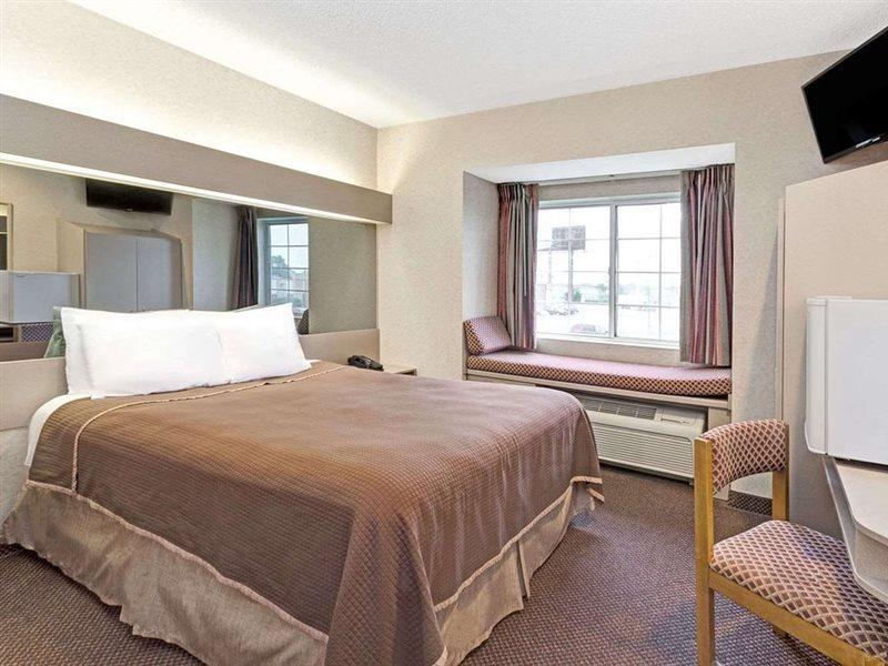 ฮาวเวิร์ด จอห์นสัน โฮเต็ล แอนด์ สวีท บาย วินด์แฮม เอลค์โกรฟ วิลเลจ Hotel ภายนอก รูปภาพ
