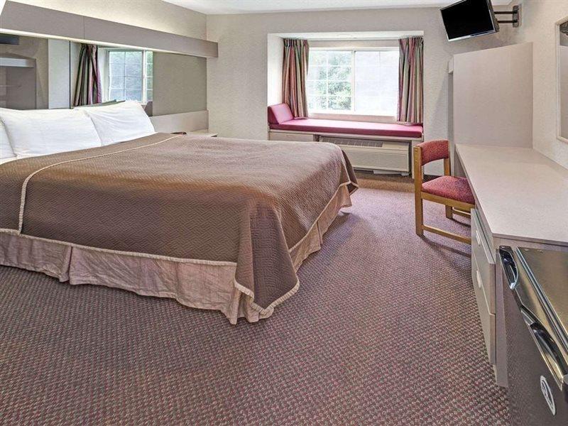 ฮาวเวิร์ด จอห์นสัน โฮเต็ล แอนด์ สวีท บาย วินด์แฮม เอลค์โกรฟ วิลเลจ Hotel ภายนอก รูปภาพ