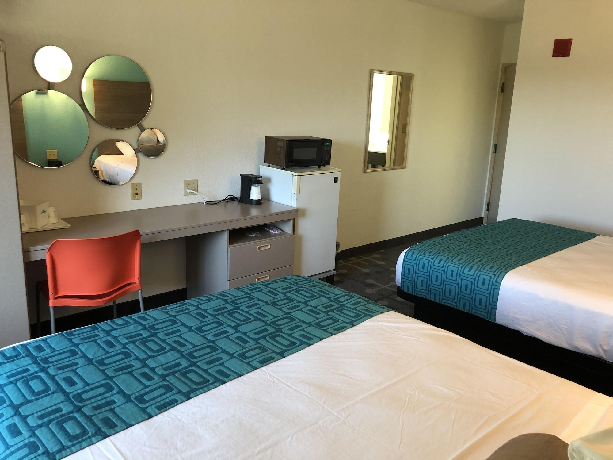 ฮาวเวิร์ด จอห์นสัน โฮเต็ล แอนด์ สวีท บาย วินด์แฮม เอลค์โกรฟ วิลเลจ Hotel ภายนอก รูปภาพ