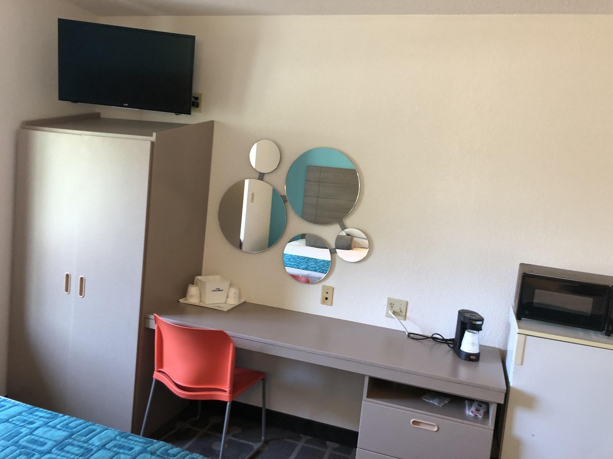 ฮาวเวิร์ด จอห์นสัน โฮเต็ล แอนด์ สวีท บาย วินด์แฮม เอลค์โกรฟ วิลเลจ Hotel ภายนอก รูปภาพ