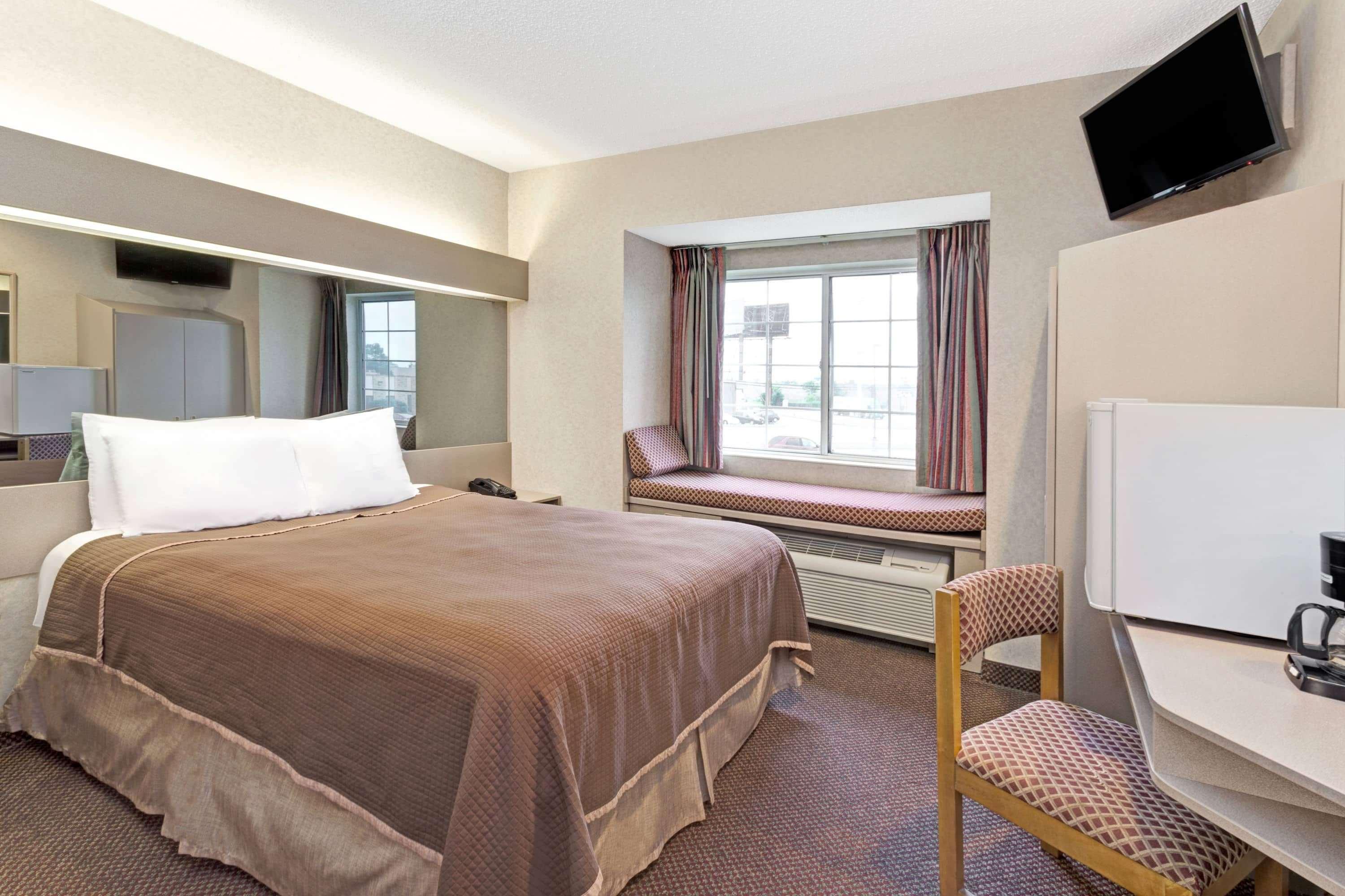 ฮาวเวิร์ด จอห์นสัน โฮเต็ล แอนด์ สวีท บาย วินด์แฮม เอลค์โกรฟ วิลเลจ Hotel ภายนอก รูปภาพ