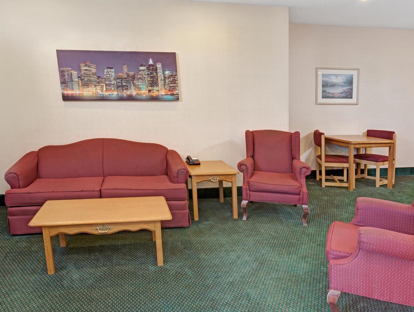 ฮาวเวิร์ด จอห์นสัน โฮเต็ล แอนด์ สวีท บาย วินด์แฮม เอลค์โกรฟ วิลเลจ Hotel ภายนอก รูปภาพ