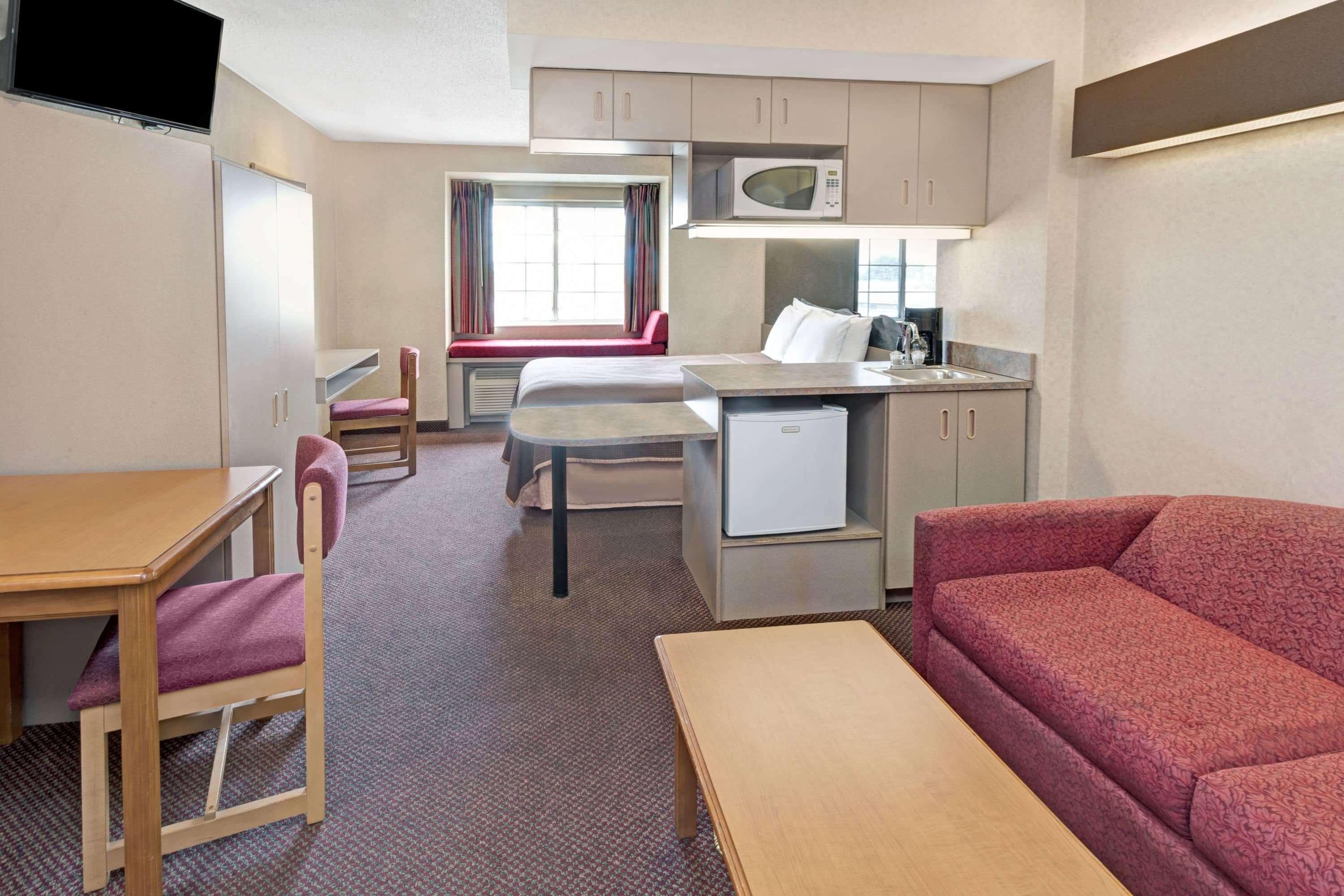 ฮาวเวิร์ด จอห์นสัน โฮเต็ล แอนด์ สวีท บาย วินด์แฮม เอลค์โกรฟ วิลเลจ Hotel ภายนอก รูปภาพ
