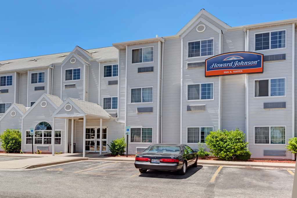 ฮาวเวิร์ด จอห์นสัน โฮเต็ล แอนด์ สวีท บาย วินด์แฮม เอลค์โกรฟ วิลเลจ Hotel ภายนอก รูปภาพ