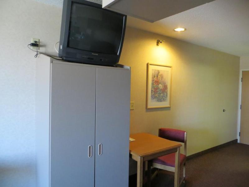 ฮาวเวิร์ด จอห์นสัน โฮเต็ล แอนด์ สวีท บาย วินด์แฮม เอลค์โกรฟ วิลเลจ Hotel ภายนอก รูปภาพ